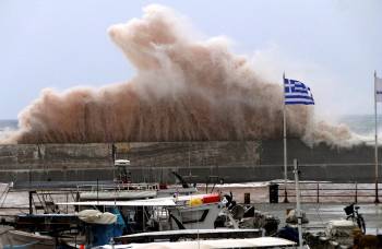 Κύματα "πνίγουν" το λιμάνι του Παραλίου Αστρους (φωτογραφίες)