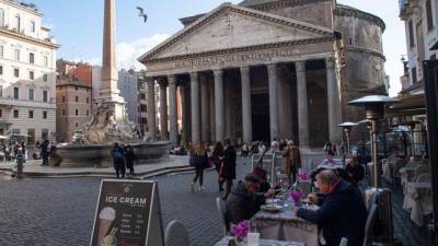 Ιταλία: Βγαίνουν οι μάσκες σε πολλούς εσωτερικούς χώρους