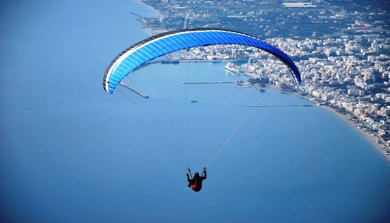 500 μέτρα χωρίζουν την Καλαμάτα απ’ το να γίνει παγκόσμιος προορισμός αλεξίπτωτου πλαγιάς (βίντεο)
