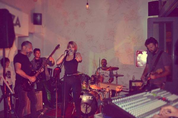 Η Ιφιγένεια Δεριζιώτη για τους "Grannie's stolen pills" και το ροκ στην Καλαμάτα