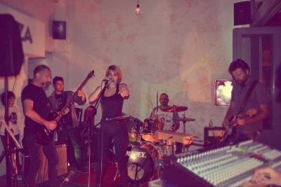 Η Ιφιγένεια Δεριζιώτη για τους &quot;Grannie&#039;s stolen pills&quot; και το ροκ στην Καλαμάτα