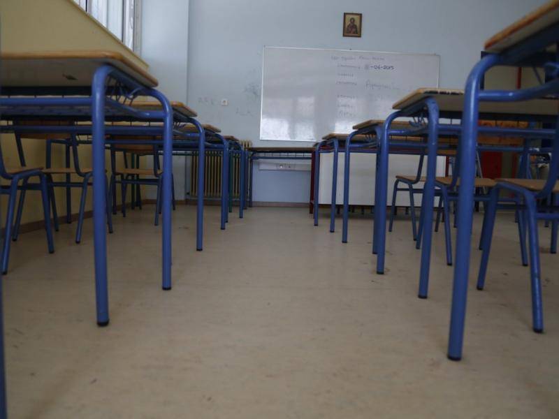 Καφαντάρης κατά Καρβέλα για ελλείψεις στα σχολεία
