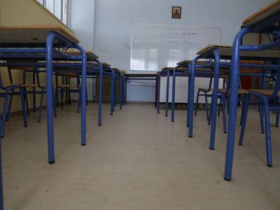 Καφαντάρης κατά Καρβέλα για ελλείψεις στα σχολεία