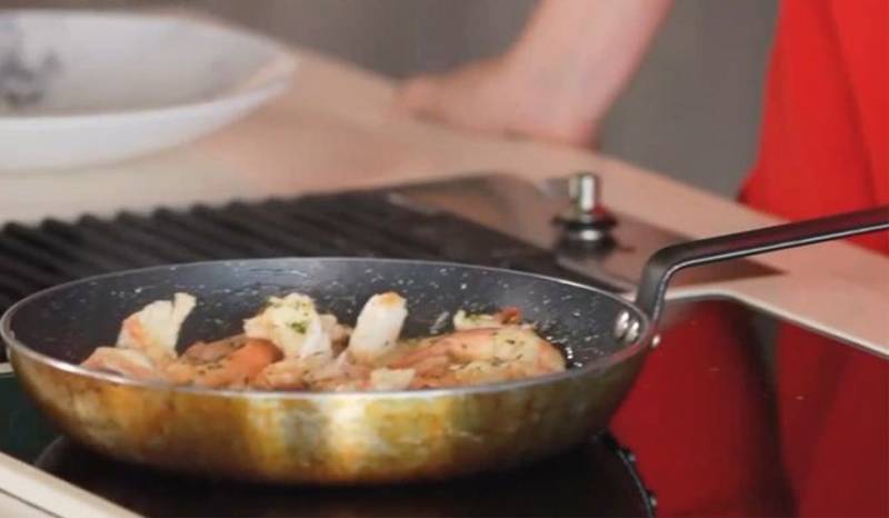 Γαρίδες με πουρέ σελινόριζας για τη Μεγάλη Εβδομάδα (Bίντεο)