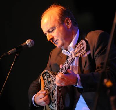 Ο Θανάσης Πολυκανδριώτης μιλά στην "Ε" για το νέο του βιβλίο και τη μουσική εκπαίδευση: «Το μπουζούκι είναι Ελλάδα»