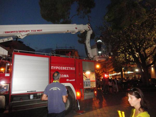 "Κούρεψαν" επικίνδυνο πεύκο στο "Πανελλήνιο" στην Καλαμάτα (φωτογραφίες)