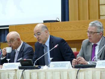 Αφού μας έδειξε τον πρωθυπουργό του 2021(!), με ερωτηματικά άφησε τη Μεσσηνία ο Δένδιας