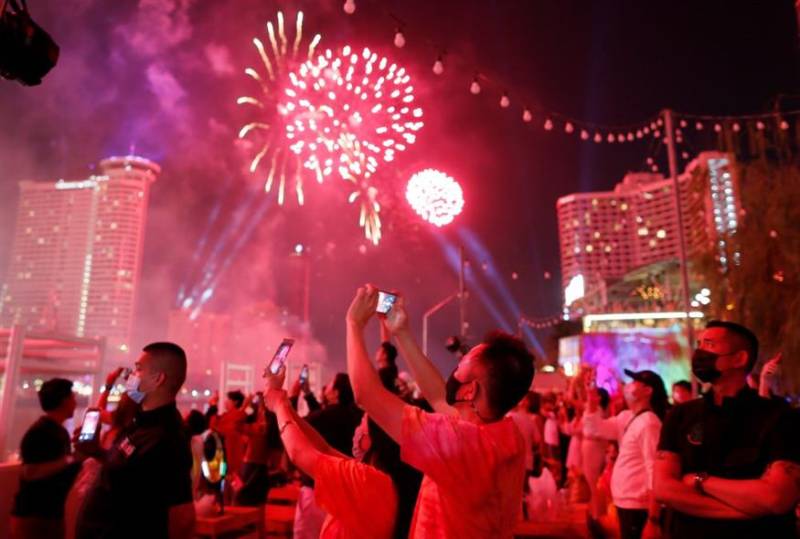 Περίεργα έθιμα της Πρωτοχρονιάς σε όλο τον κόσμο - Σπασμένα πιάτα και χρωματιστά εσώρουχα για καλή τύχη