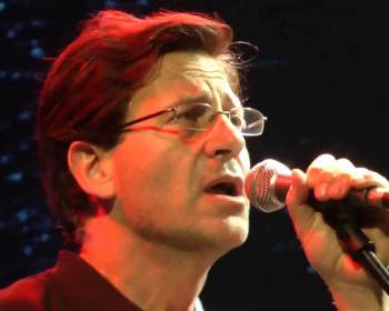 Θανάσης Παπακωνσταντίνου: "Το τραγούδι... είναι ξόρκι για τη μοναχικότητά μας" (βίντεο)