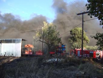 Κόλαση φωτιάς σε κατάστημα μηχανημάτων στον Πύργο Τριφυλίας