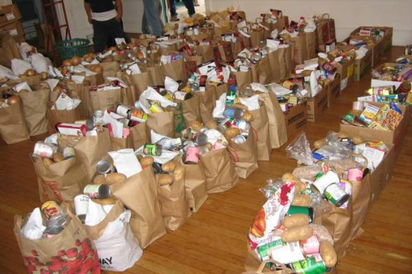 Συγκεντρώνουν είδη πρώτης ανάγκης για πρόσφυγες