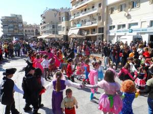 Παιδιά χόρεψαν και τραγούδησαν το πρωί στην πλατεία της Καλαμάτας