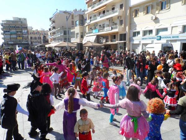 Παιδιά χόρεψαν και τραγούδησαν το πρωί στην πλατεία της Καλαμάτας