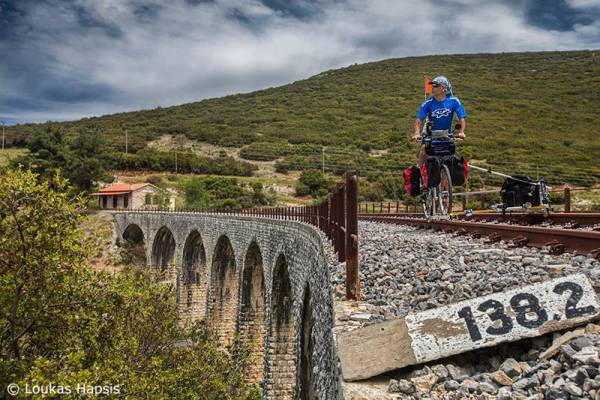 Ο φωτογράφος με το… τρενοποδήλατο στο σιδηροδρομικό δίκτυο της Πελοποννήσου (φωτογραφίες)