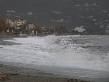 Κύματα και "φουσκωμένη" θάλασσα στην πρώτη μέρα κακοκαιρίας στην Καλαμάτα (βίντεο +φωτογραφίες)