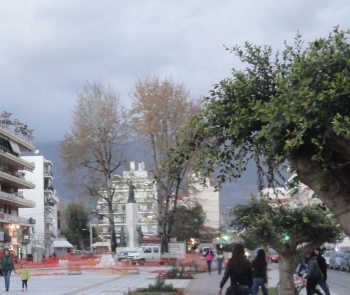 Τοποθετούνται φωτιστικά σώματα στην πλατεία Καλαμάτας