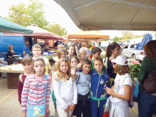 Μαθητές από τη Μερόπη στη λαϊκή της Καλαμάτας