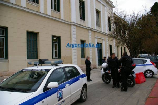 Επεισόδια στο Ναύπλιο: Τσιγγάνοι χτύπησαν αστυνομικούς έξω από τα δικαστήρια (βίντεο)