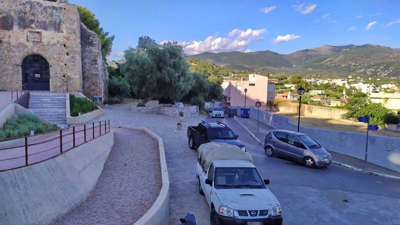 Απίστευτη κίνηση στο δρόμο μπροστά από το Κάστρο