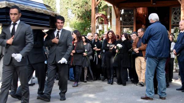 Ο καλλιτεχνικός κόσμος είπε το τελευταίο αντίο στον ηθοποιό Βασίλη Μαυρομάτη