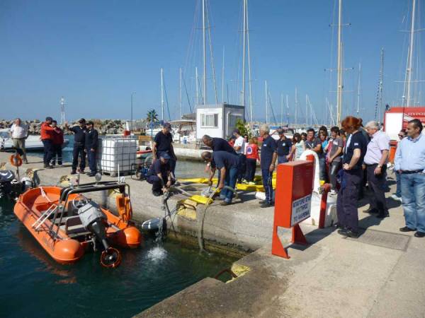 Ασκηση για την αντιμετώπιση ρύπανσης στη Μαρίνα Καλαμάτας (βίντεο και φωτογραφίες)
