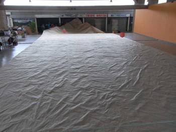 Γιγάντιο αερόστατο με 1.300 κόλλες χαρτιού