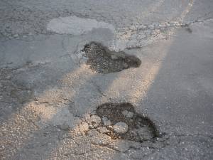 Διεκδικεί αποζημίωση γιατί έπεσε σε λακκούβα