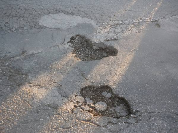 Διεκδικεί αποζημίωση γιατί έπεσε σε λακκούβα