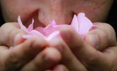 Τα άτομα με αυξημένο γενετικό κίνδυνο εμφάνισης Αλτσχάιμερ μπορεί να χάσουν πρώτα την όσφρησή τους