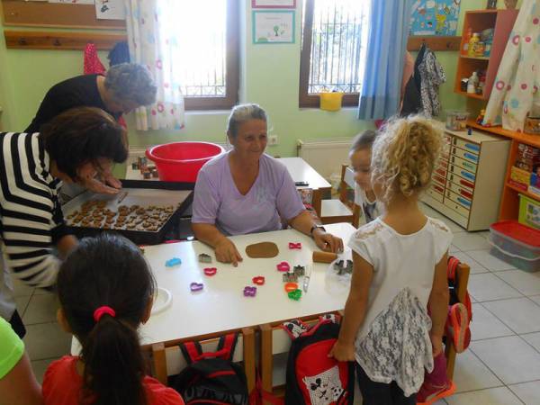 Γιαγιάδες στα θρανία του Νηπιαγωγείου Κυπαρισσίας