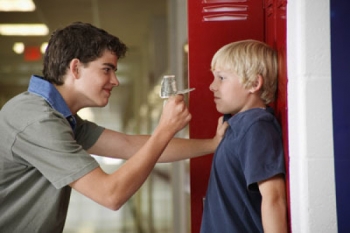 Εδειραν το γιο του και ειδοποίησε τη Χρυσή Αυγή