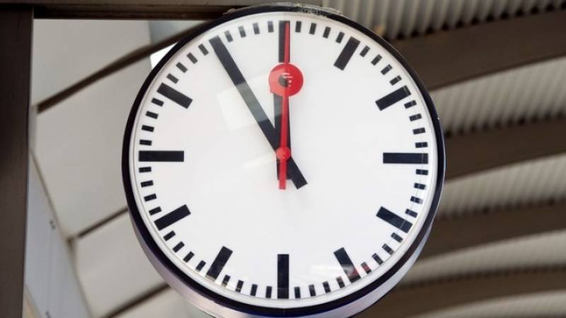 Μία ώρα «πίσω» τα ρολόγια από τα ξημερώματα της Κυριακής