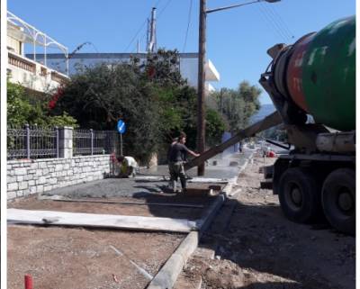 Εργασίες ανάπλασης πεζοδρομίων στην Αύρας