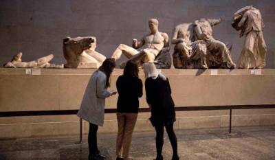 New York Times για Γλυπτά Παρθενώνα: Ενώ η Ευρώπη επιστρέφει τεχνουργήματα, η Βρετανία παραμένει σιωπηλή
