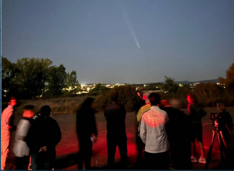 Εντυπωσιακά στιγμιότυπα: Ο "κομήτης του αιώνα" πάνω από την Καλαμάτα