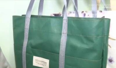 Χειροποίητες τσάντες από… τέντες! (βίντεο)