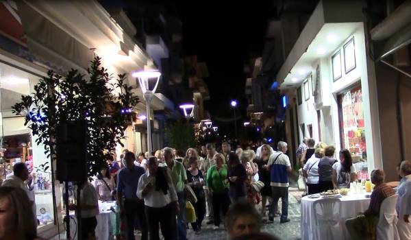 Πλήθος κόσμου "πλημμύρισε" τις εμπορικές γωνιές της Μεσσήνης (βίντεο και φωτογραφίες)