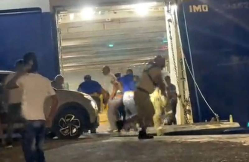 Άνδρος: Γιατί ο καπετάνιος αποφάσισε να αναχωρήσει, αφήνοντας πίσω επιβάτες και οχήματα - Έρευνα για το περιστατικό (Βίντεο)