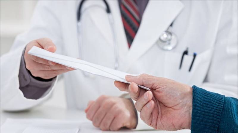 Για “φακελάκι” συνελήφθη ιατρός μαιευτηρίου της Αττικής από την Υπηρεσία Εσωτερικών Υποθέσεων