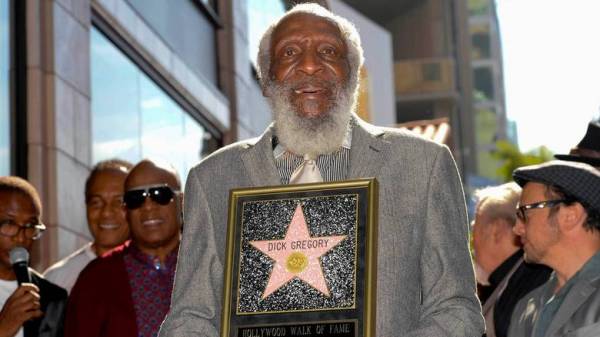Πέθανε ο κωμικός και ακτιβιστής για τα πολιτικά δικαιώματα Ντικ Γκρέγκορι