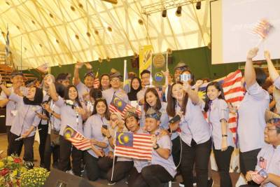 Η Καλαμάτα χόρεψε και τραγούδησε με τις χορωδίες (βίντεο-φωτογραφίες)