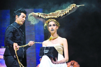 Ο Καλαματιανός κομμωτής Κωνσταντίνος Χριστόπουλος έκλεψε την παράσταση με "γλυπτό χτένισμα"