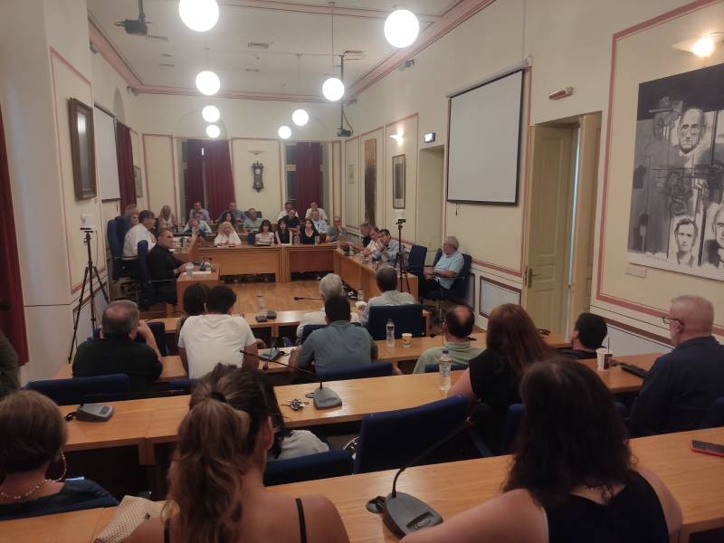 Η “τοξική” επίθεση έφερε αποχωρήσεις - Ενταση στο Δημοτικό Συμβούλιο Καλαμάτας