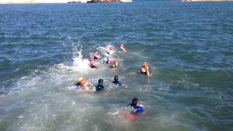 Βούτηξαν αρκετοί στα παγωμένα νερά της Κυπαρισσίας για τον Σταυρό (βίντεο-φωτογραφίες)