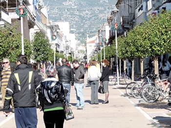 "Ξορκίζουν" την κρίση με μείωση των τιμών οι έμποροι της Καλαμάτας