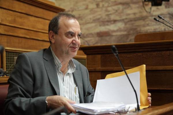 Στρατούλης: "Η κυβέρνηση δεν θα υποκύψει στις θρασύτατες απαιτήσεις των θεσμών"