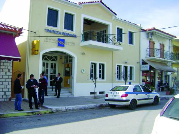 Συνεχίζονται οι έρευνες για τη ληστεία στο Δώριο