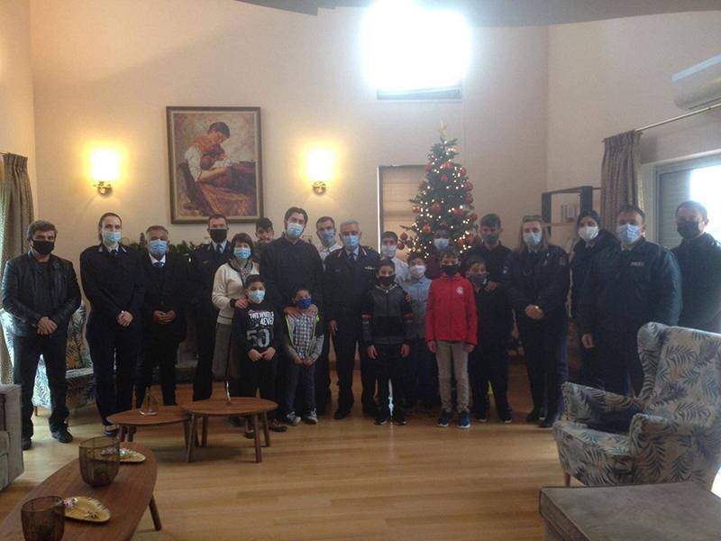 Προσφορά βοήθειας από αστυνομικούς