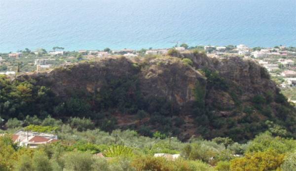 Ο ιστορικός βράχος "Καστράκι" στη Σέλιτσα Καλαμάτας