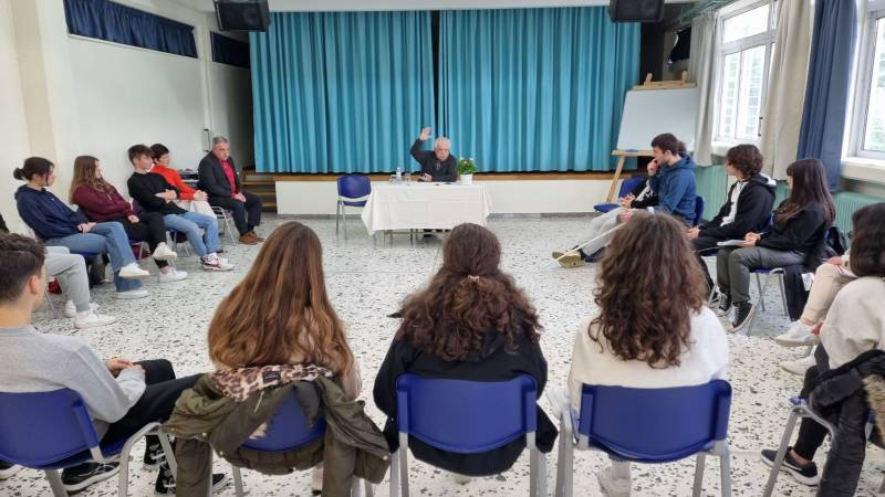 Ο Σταύρος Μπένος σε μαθητές του 4ου Λυκείου για το μέλλον της πόλης - Παραλία 15 χιλιομέτρων το μέγα θέμα της Καλαμάτας (βίντεο)